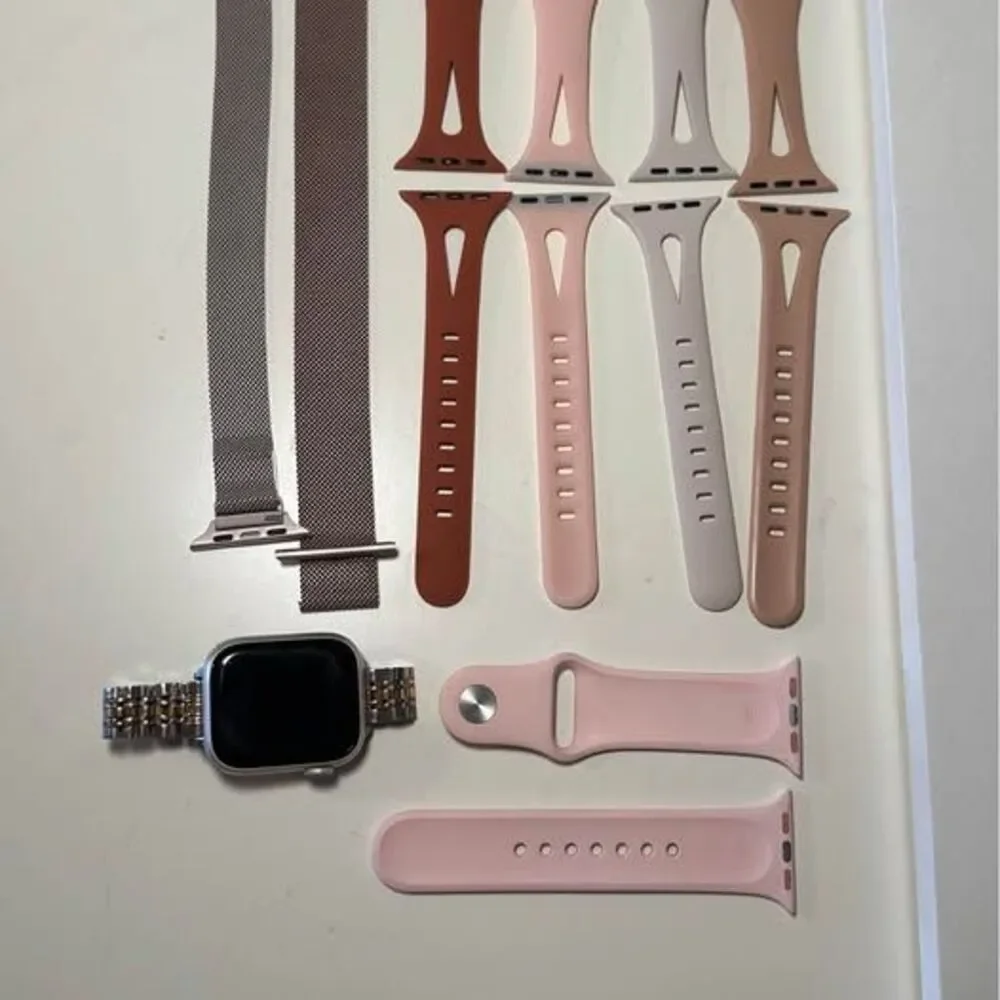Apple Watch Series 7 (GPS) + free charger and 2 free watch bands